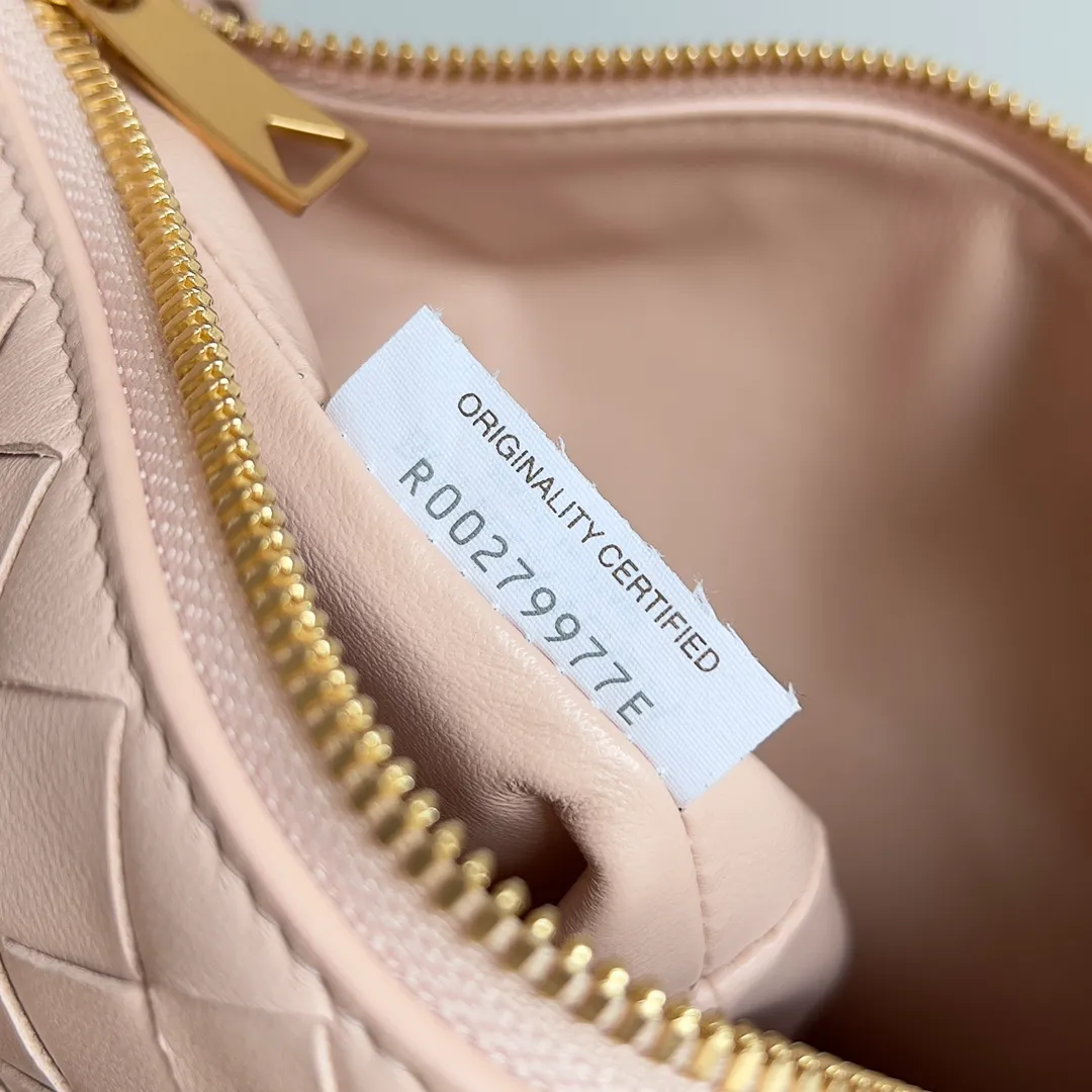 Batch 1360 It is predicted that BV Bottega’s lunch bag will be popular again this year. The entire bag is made of top nappa lambskin, which is very soft and lightweight. It also uses the intrecciato weaving process that the two founders spent several months developing from the beginning of the brand. It is completely hand-woven by Italian craftsmen. It perfectly reflects the craftsmanship of Bottega. The entire bag shape is also a very practical and popular lunch box bag type. The slightly curved arc of the bag mouth can also better fit our wrists. Style number: 754443 Size: 22*13*9
